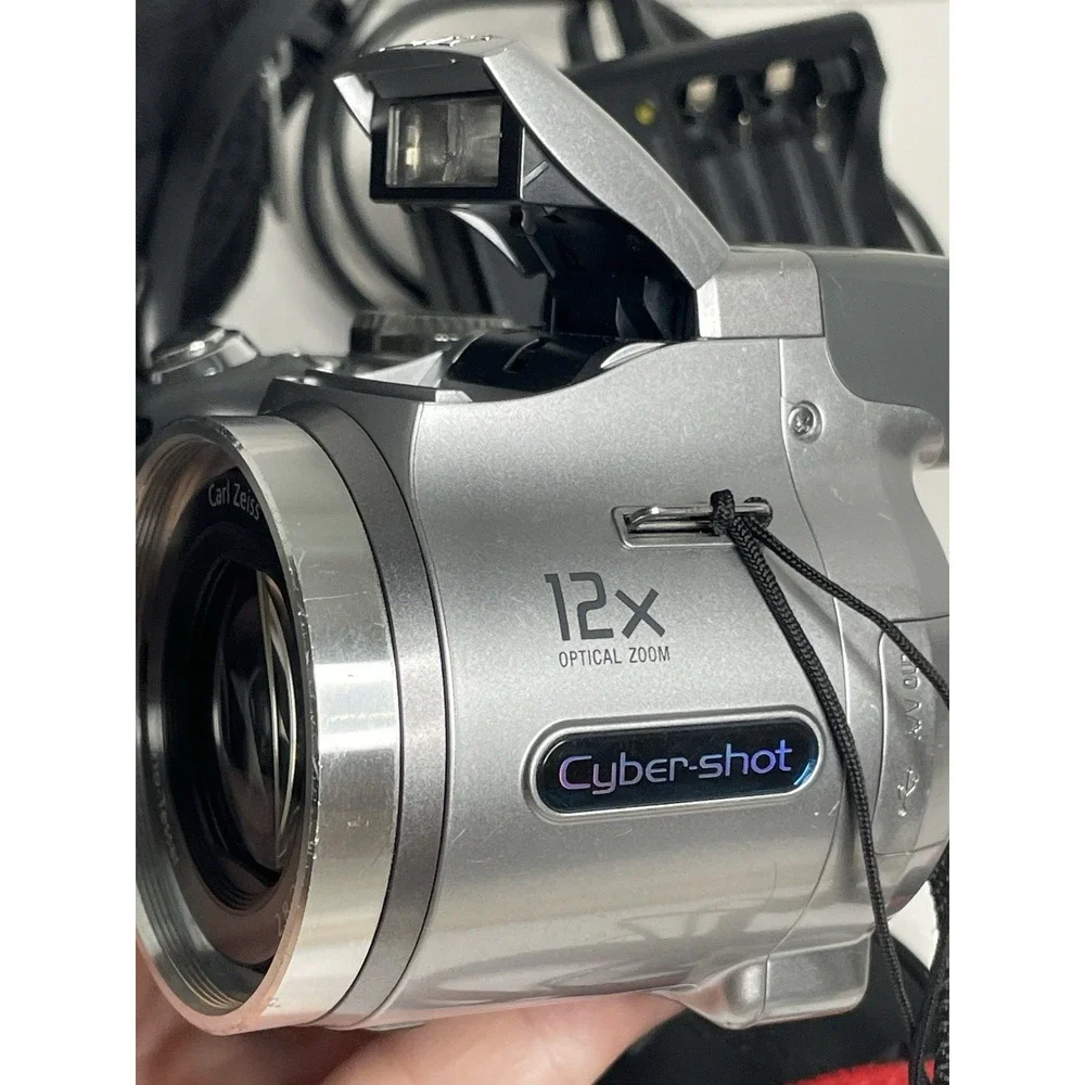 Sony Cyber-Shot DSC-H2 6 MP Digital Camera W/ Charger Case Silver Tested Read.